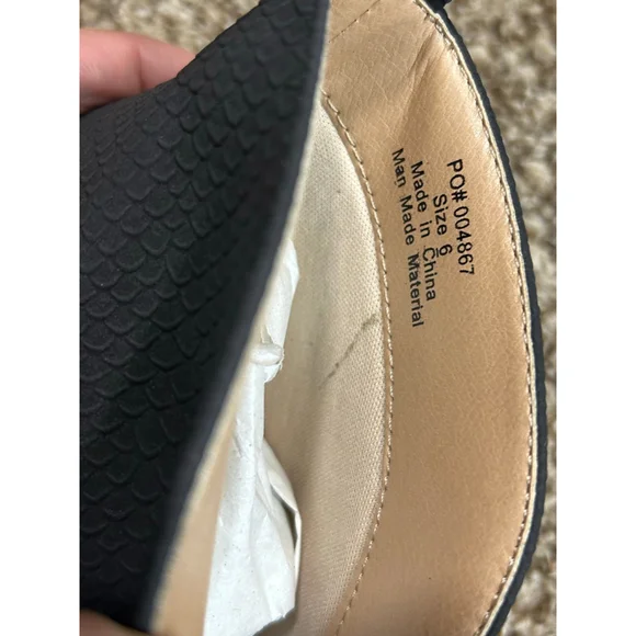 New without box Journee Collection Bellamy size 6 with vegan leather and deep V - Picture 7 of 7